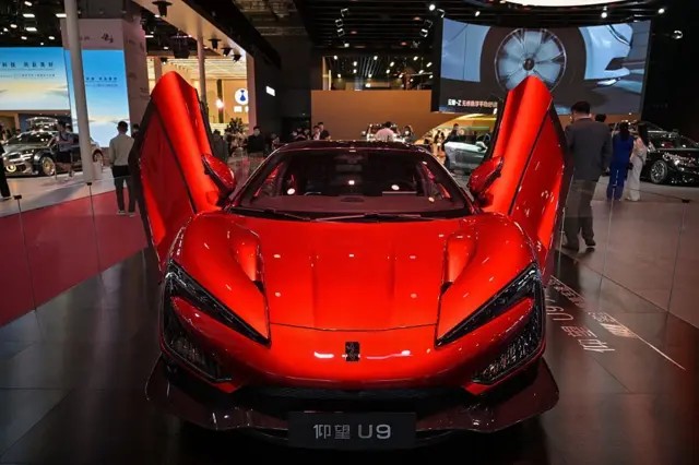 O que está por trás dos carros elétricos ‘baratos’ da China, que estão tomando o mercado global
