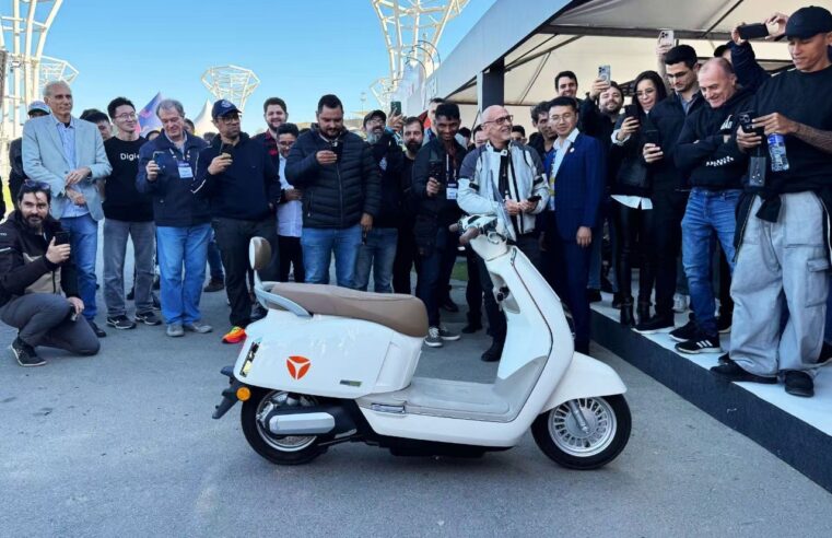 VÍDEO: chinesa Yadea mostra moto que anda sozinha em evento em SP