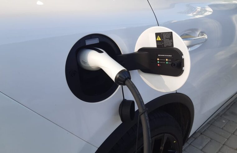 Carro elétrico pode ser carregado no poste? Especialistas alertam para os perigos dessa prática
