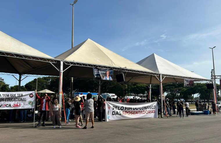 Professores da rede publica decidem manter greve no DF