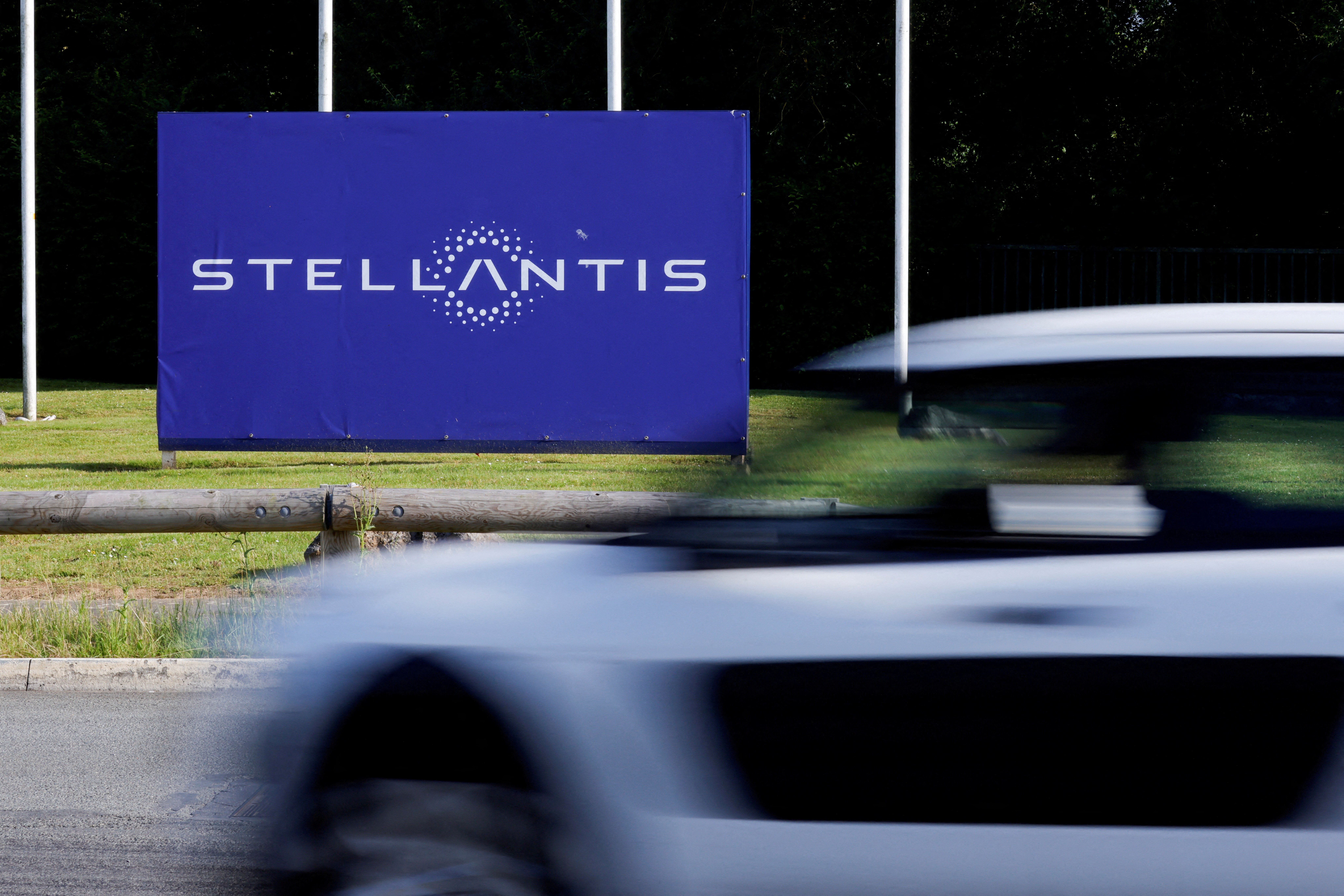 Stellantis tem prejuízo de mais de 2 bilhões de euros no 1º semestre, agravado pelo tarifaço dos EUA