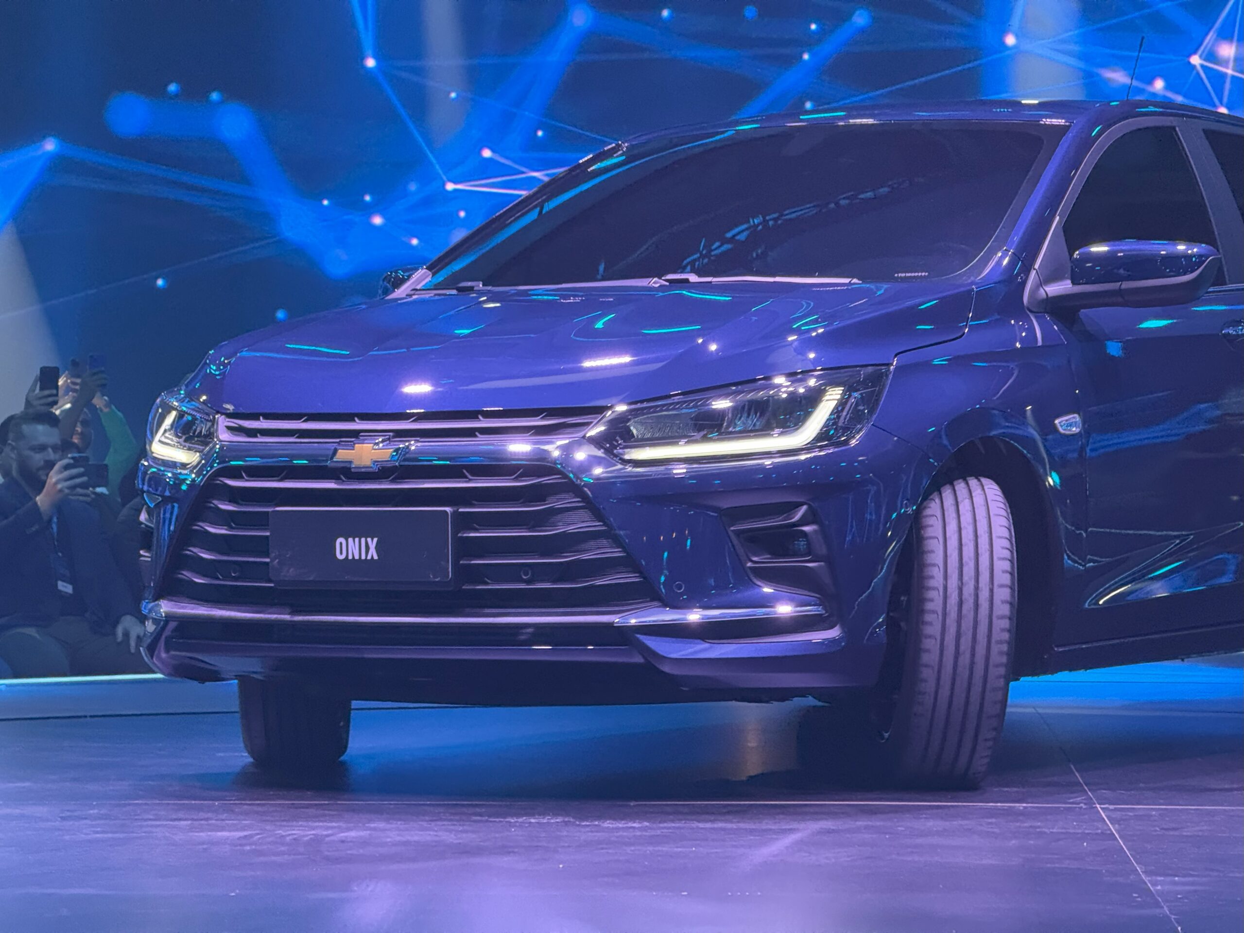 VÍDEO: Chevrolet Onix renova visual para frear queda nas vendas; veja preço e o que mudou
