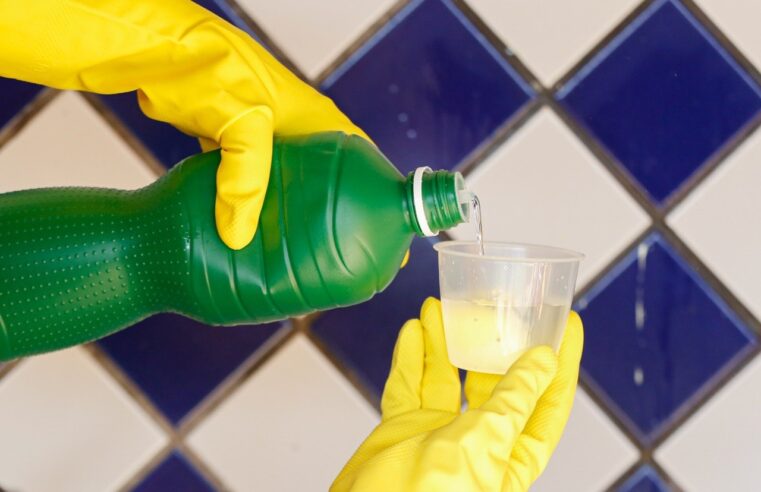 Vai limpar a casa? Nunca misture água sanitária e álcool; professores explicam por quê