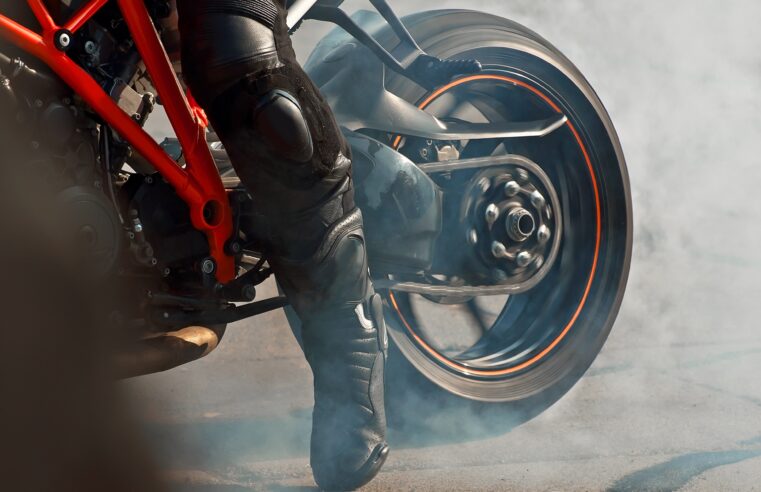 É seguro trocar o tamanho do pneu da moto? Especialistas explicam os riscos
