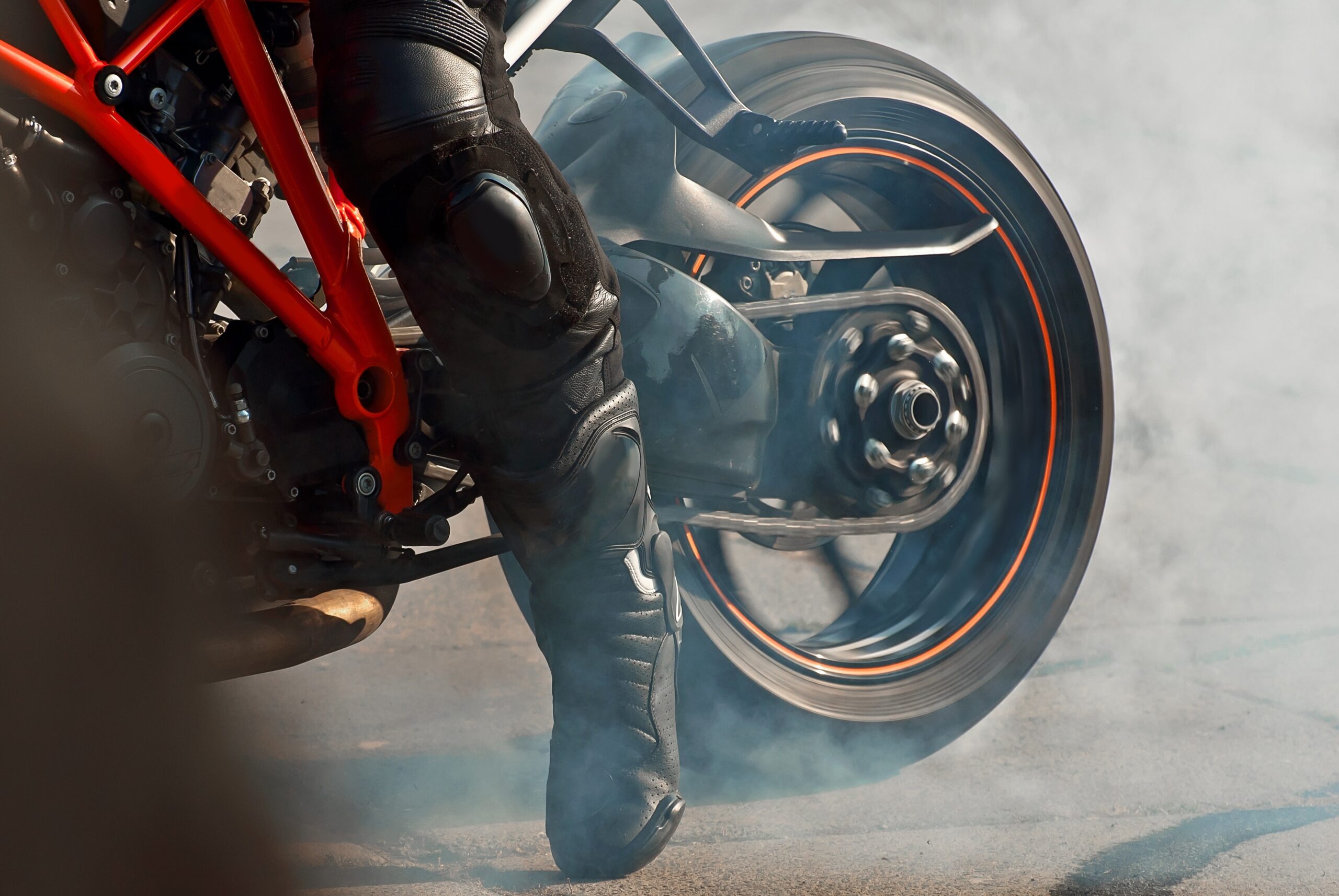 É seguro trocar o tamanho do pneu da moto? Especialistas explicam os riscos