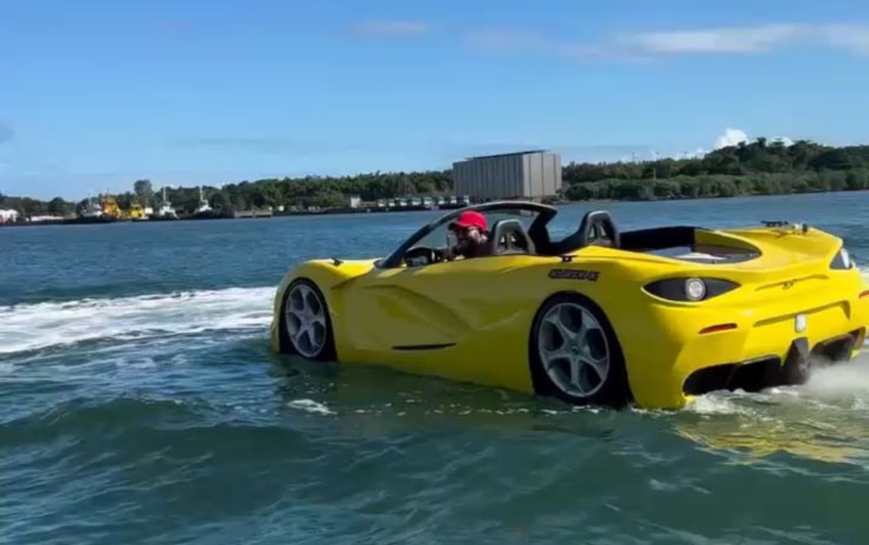 ‘Carro de luxo’ aquático que pode chegar a 80 km/h não tem autorização para comercialização de passeios turísticos