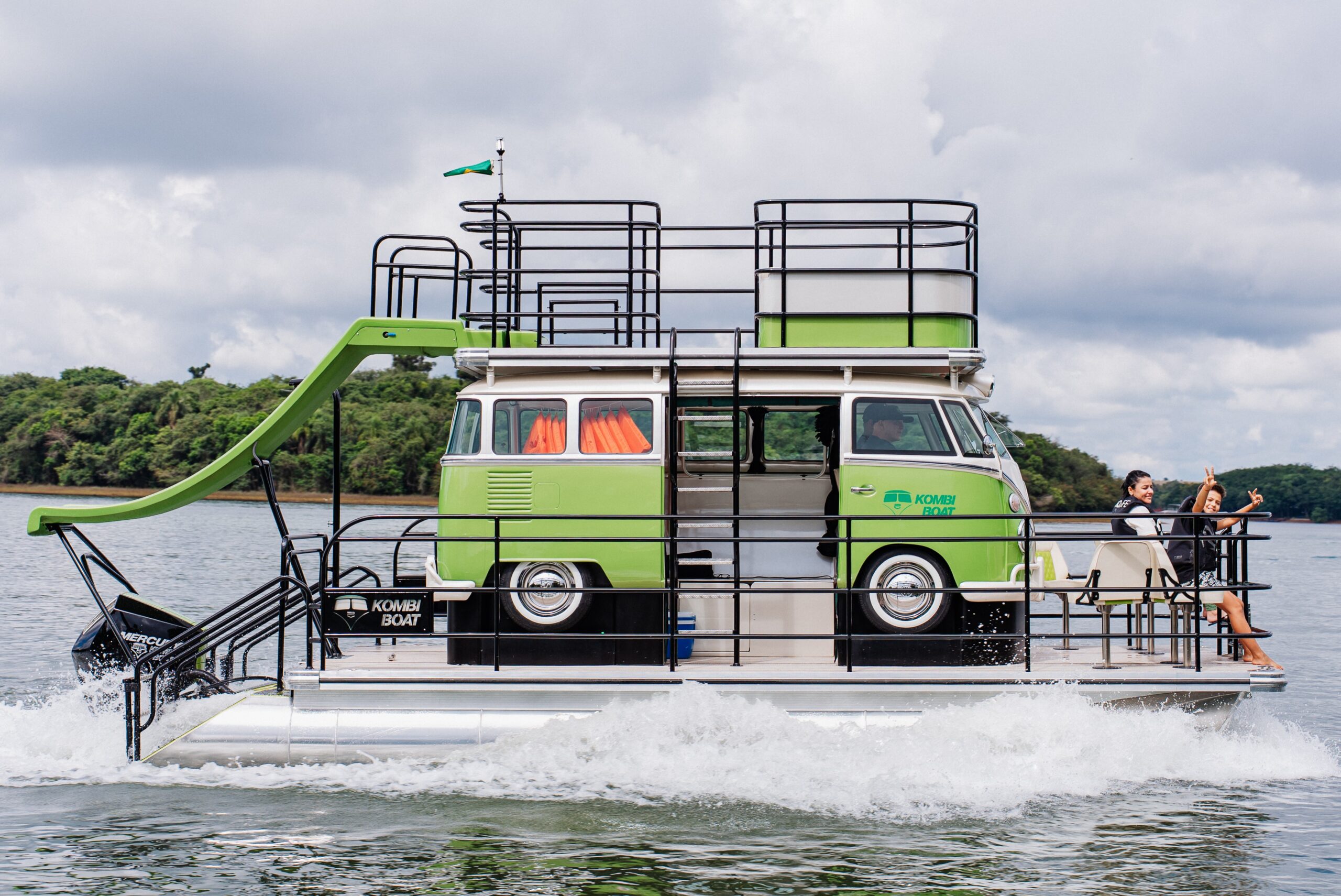 VW Kombi barco: réplica da van clássica navega pelas águas e custa R$ 790 mil