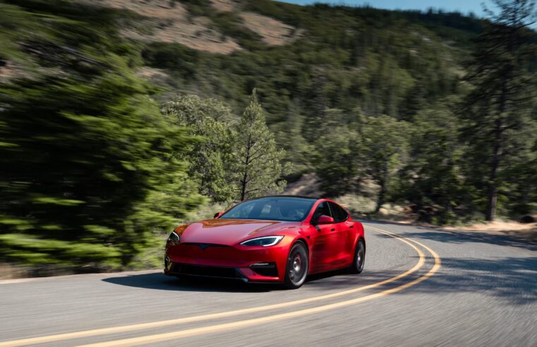 Tesla é condenada em US$ 243 milhões por acidente fatal com piloto automático